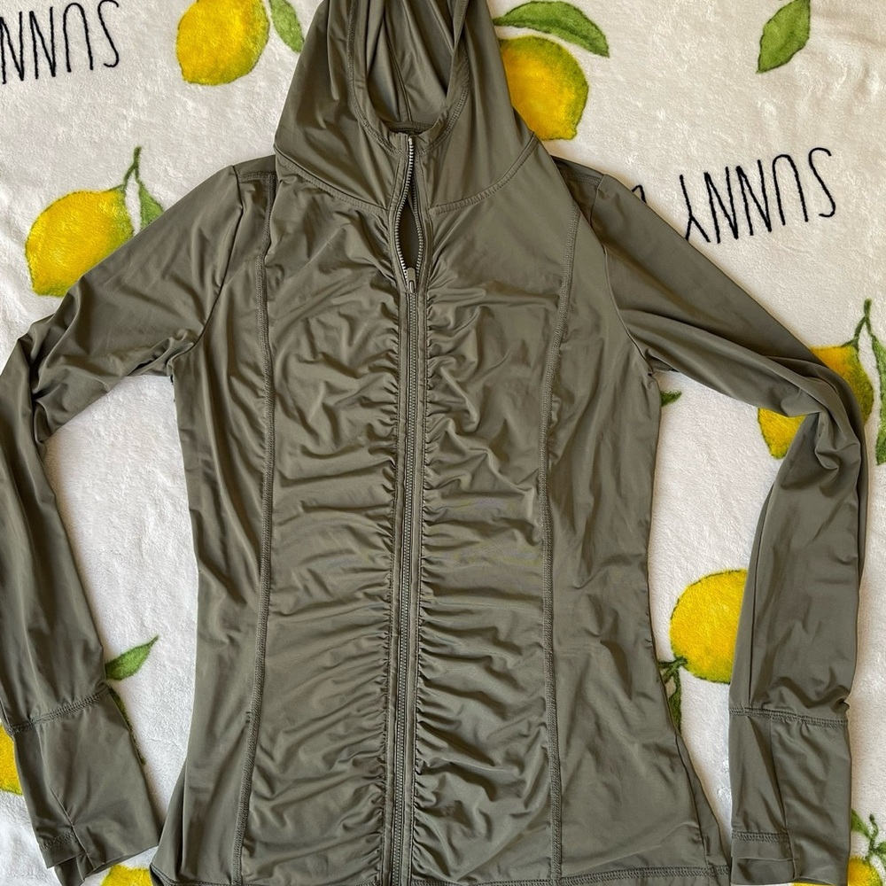 Three light jackets - Picture 4 of 7